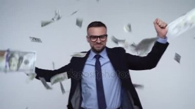 Slow motion resmen giyimli adam düşen dolar