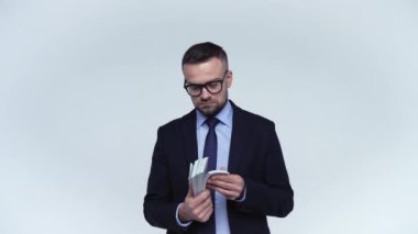 Adam Amerikan Doları ile memnun olduğunu ve onlara başka bir kişiye verir. Ağır çekim