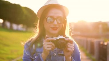 Kız bir film kamerada şehir ve doğa ve sights alarak fotoğraf yürüyor