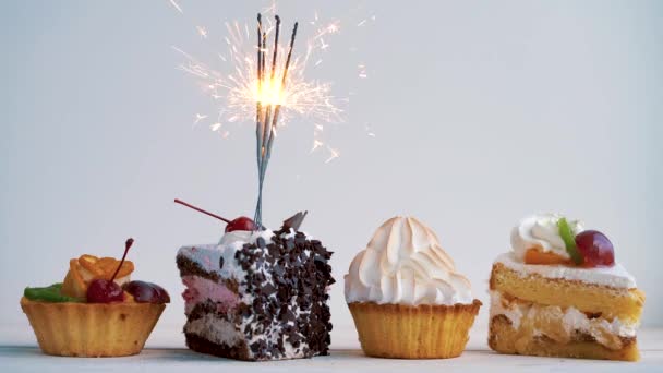 Διάφορα cupcakes με βεγγαλικά. Ιδέα για διακοπές, γενέθλια, επετείους, γιορτές και πάρτι — Αρχείο Βίντεο