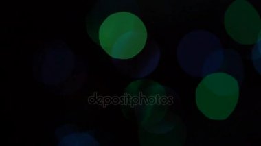 Renkli bokeh ve Noel ışıkları ile Noel ağacı... Noel ve yılbaşı dekorasyon. Yanıp sönen garland.