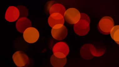 Renkli bokeh ve Noel ışıkları ile Noel ağacı... Noel ve yılbaşı dekorasyon. Yanıp sönen garland.