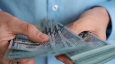 Yakın çekim yüz para sayma eller mans. Ağır çekim