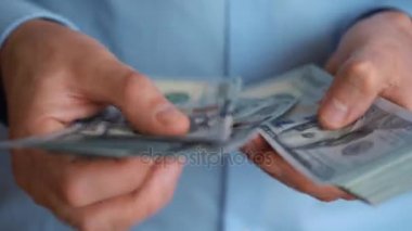 Yakın çekim yüz para sayma eller mans