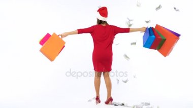 Noel alışveriş ve kadın ile çok renkli alışveriş torbaları Studio beyaz arka plan üzerinde dans deli düşüyor banknotlar. Tatil kavramı alışveriş gidelim. Ağır çekim