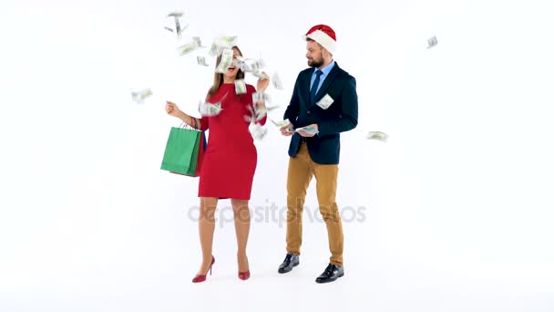 Dólares caindo em homem e mulher formalmente vestidos com o chapéu de Papai Noel. Vamos fazer compras de férias e celebrar o conceito . — Vídeo de Stock