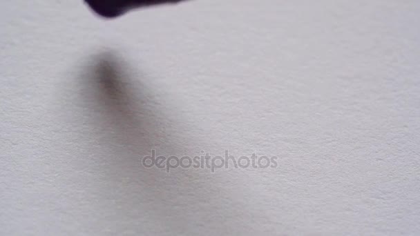 Tekenen met een penseel op wit papier met paarse aquarel close up — Stockvideo