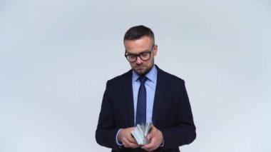 Ciddi adam Amerikan Doları ile memnun olduğunu