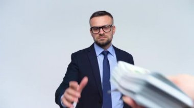 Adam para başka bir kişi alır.