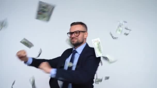 Dolarů na formálně oblečený muž — Stock video