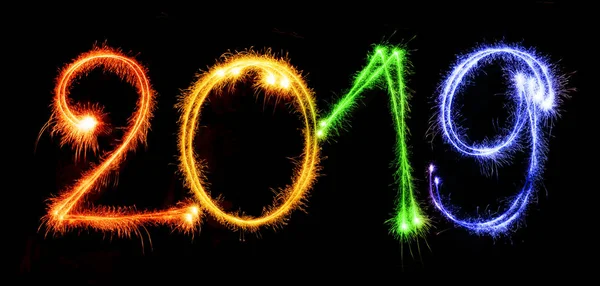 siyah arka plan üzerinde havai fişekleri ile 2019