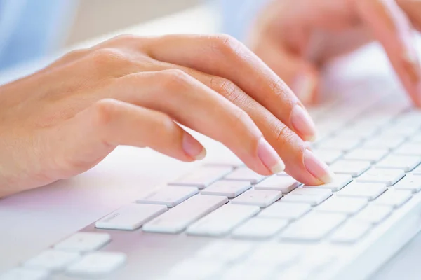 Female woman office worker typing on the keyboard — Stock Photo, Image