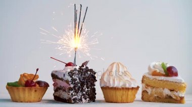 Havai fişekleri ile farklı cupcakes. Bayram, doğum günü, yıldönümleri, kutlamalar ve partiler için fikir