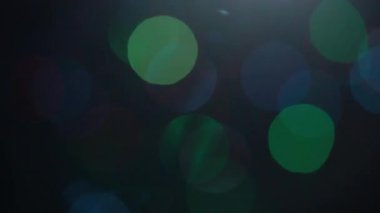 Renkli bokeh ve Noel ışıkları ile Noel ağacı... Noel ve yılbaşı dekorasyon. Yanıp sönen garland.