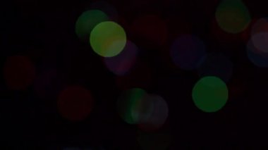 Renkli bokeh ve Noel ışıkları ile Noel ağacı... Noel ve yılbaşı dekorasyon. Yanıp sönen garland.