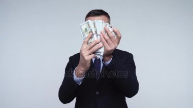 Adam Amerikan Doları ile memnun olduğunu.