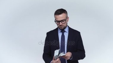 Adam parasını başka bir kişiye vermek zorunda kalır. Ağır çekim
