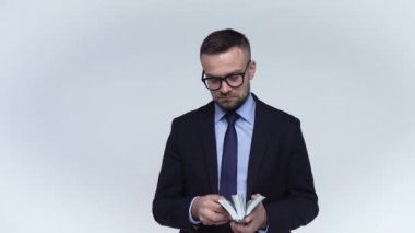 Ciddi adam Amerikan Doları ile memnun olduğunu. Ağır çekim