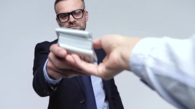 Başka bir kişiden para gerektirir. Ağır çekim