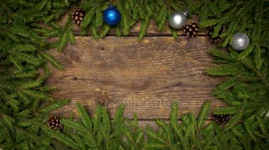 Bayan eller bir Noel dekor oluşturmak. Noel ağacı dalları ile koni ve Noel dekorasyonları ahşap doku tasarımlarınız için hazır