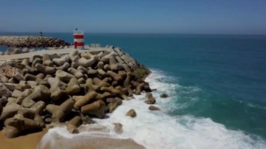 Havadan görünümü Atlantik kıyısında deniz feneri. Portekiz, Nazare