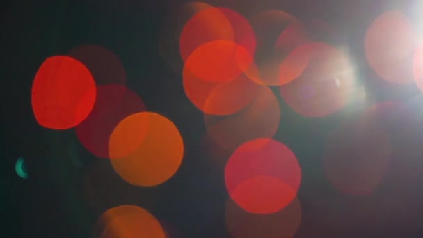 Renkli bokeh ve Noel ışıkları ile Noel ağacı... Noel ve yılbaşı dekorasyon. Yanıp sönen garland. — Stok video