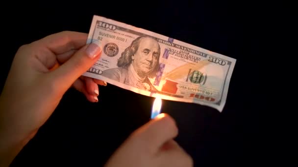 Hořící dolarů v rukou close-up na černém pozadí. Zpomalený pohyb — Stock video