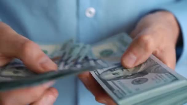 Primo piano di mani di uomo contando banconote da cento dollari — Video Stock