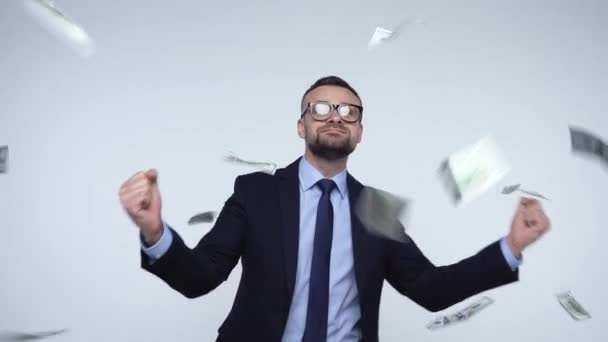 Slow motion dollars vallen op formeel geklede man — Stockvideo