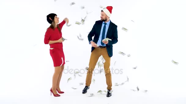 Férfi és nő kapott készpénz bónuszok, karácsonyra, örüljetek, és dobja a pénzt. Lehetővé teszi, hogy megy ünnepelni koncepció. Lassú mozgás — Stock videók