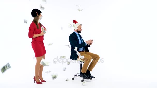 El hombre y la mujer recibieron bonos en efectivo por Navidad, regocijarse y tirar dinero. Vamos a celebrar el concepto. Movimiento lento — Vídeos de Stock