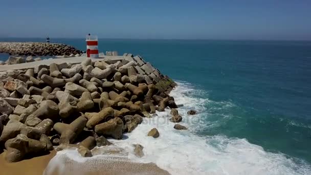 대서양 해안을 따라 등 대의 공중 전망. 포르투갈, 나자레 — 비디오