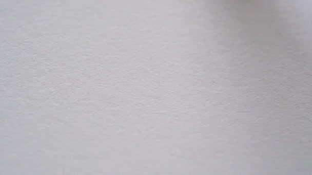 Малюнок пензлем на білому папері з зеленим акварелем крупним планом — стокове відео