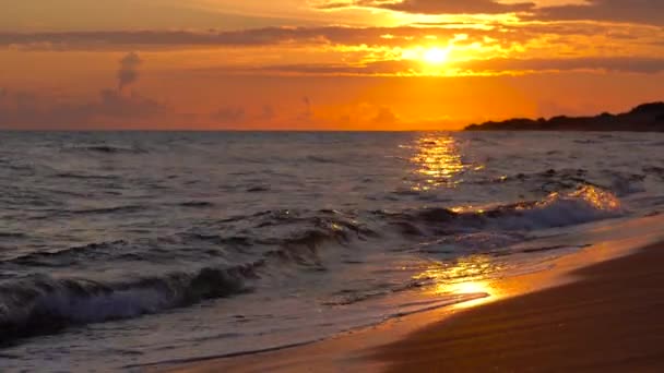 Vacker solnedgång på stranden, fantastiska färger, ljusstråle som skiner igenom molnlandskap över Joniska havet, Grekland — Stockvideo