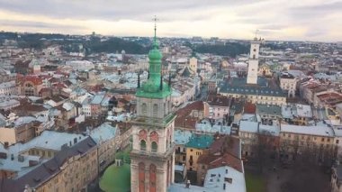 Havadan görünümü Lviv tarihi merkezi. Drone ile çekim