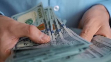 Yakın çekim yüz para sayma eller mans. Ağır çekim