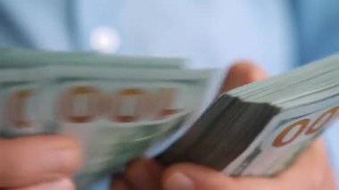 Yakın çekim yüz para sayma eller mans. Ağır çekim