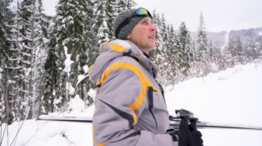 iniş için hazırlanıyor dağ kayağı kolunun altında adamla yükselir