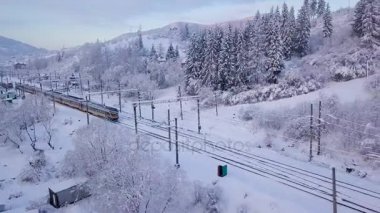 Dağlık arazi ile kışın trenin havadan görünümü