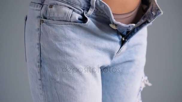 Mladá žena má na sobě modré džíny — Stock video