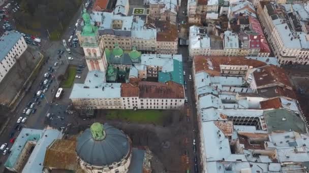 Vista aérea do centro histórico de Lviv. Tiro com drone — Vídeo de Stock