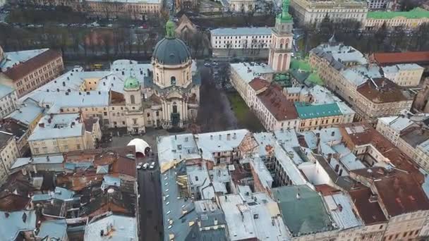 Vista aérea do centro histórico de Lviv. Tiro com drone — Vídeo de Stock