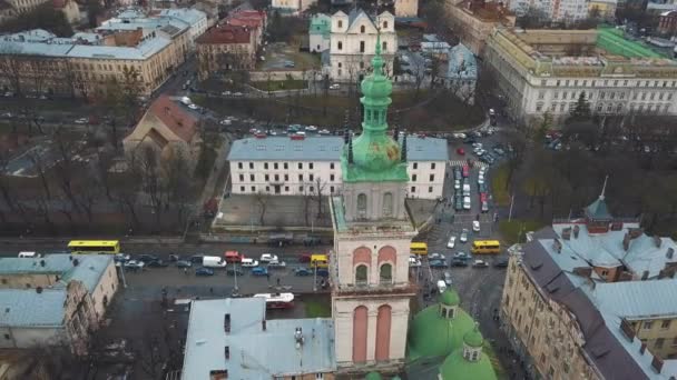 Vista aérea del centro histórico de Lviv. Disparos con dron — Vídeo de stock