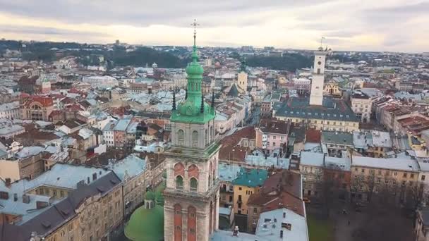 Вид с воздуха на исторический центр Львова. Стрельба с беспилотником — стоковое видео