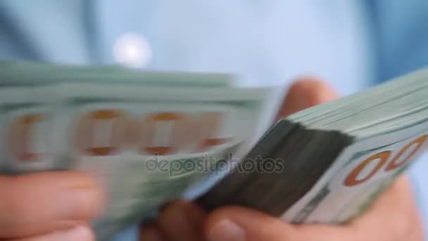 Primo piano di mani di uomo che contano banconote da cento dollari. Rallentatore — Video Stock