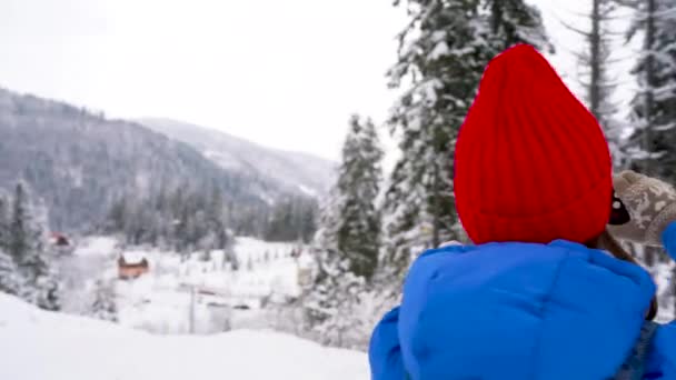 Fiatal nő használ egy okostelefon, hogy egy csodálatos kilátás a hegység a Kárpátok photosof — Stock videók