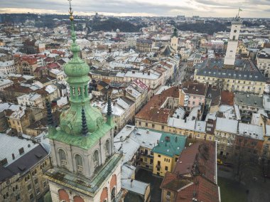 Havadan görünümü Lviv tarihi merkezi. Dron ile çekim