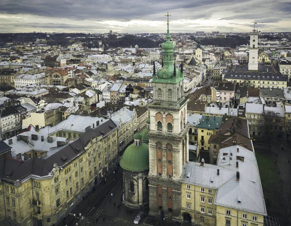 Pemandangan udara dari pusat sejarah Lviv. Shooting dengan dron — Stok Foto