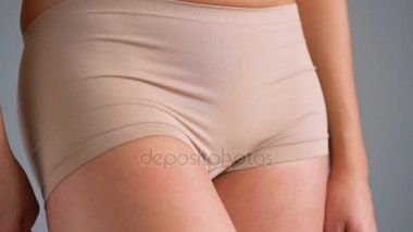 Kadın kalça streç işaretleri ve selülit cilt üzerinde