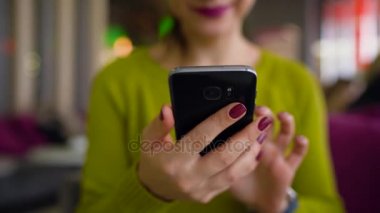 Smartphone kullanarak ve kafede kahve içme kadın yakın çekim